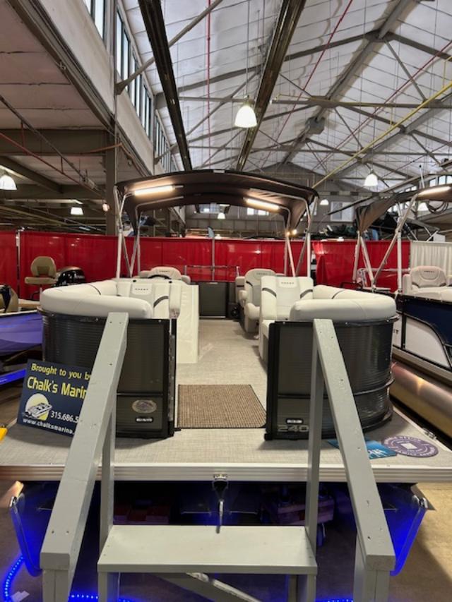 Crest Pontoon Classic LX 240 w/Mercury 150hp